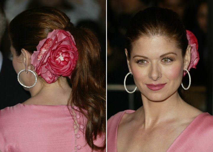 Debra Messing - Ponytail with a flower pinned to one side
