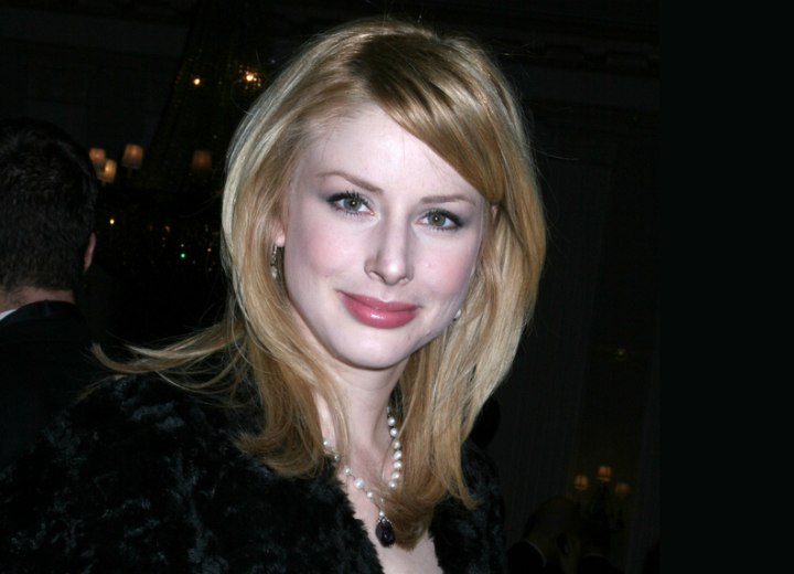 Diane Neal - Chic and modern hairstyle