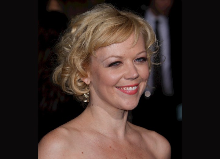 Short 60 hairstyle with curls - Emily Bergl