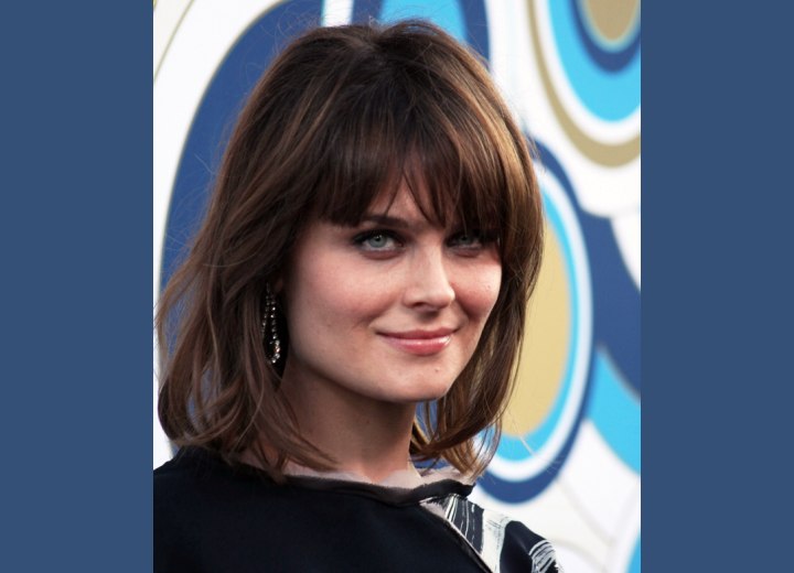Hairstyle with long angled bangs ending upon the temple - Emily Deschanel