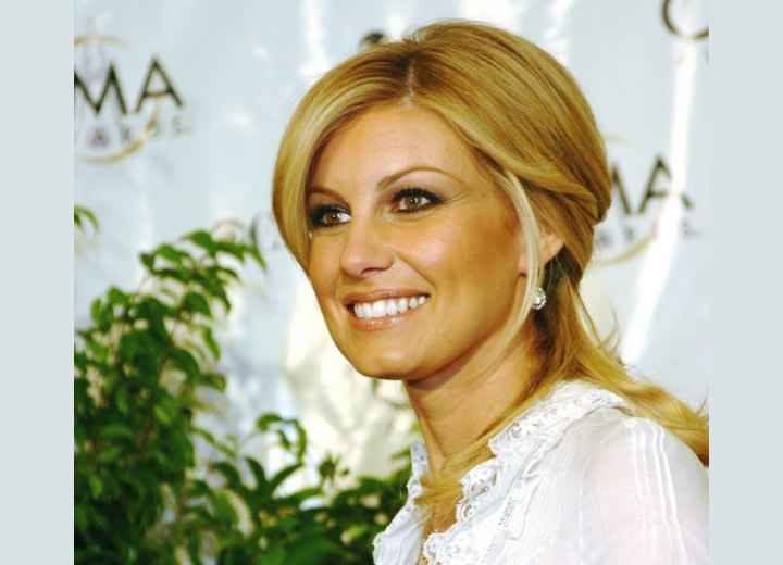 Faith Hill with her hair pulled back
