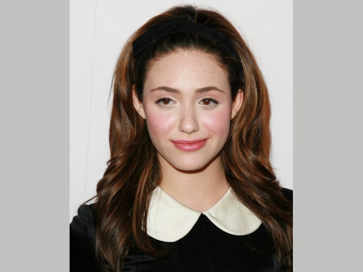 Youthful long hairstyle with a bowed hairband - Emmy Rossum