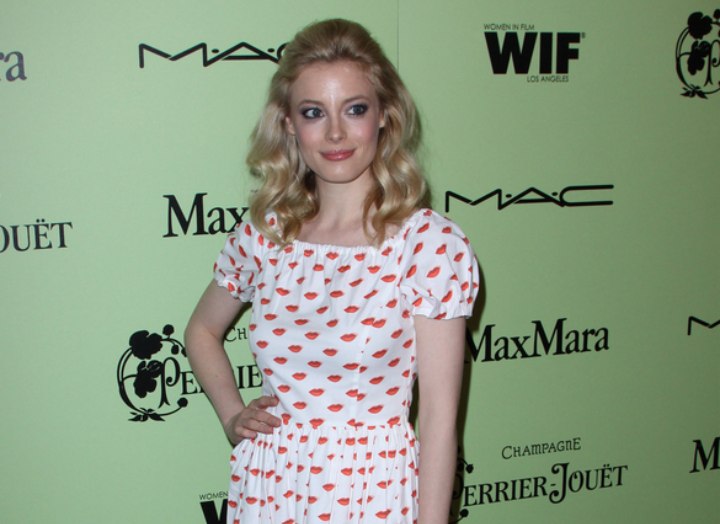 Gillian Jacobs - Dress and hairstyle for a 1950s look