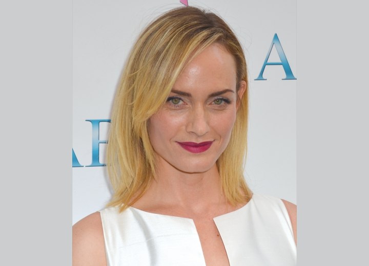 Amber Valletta - Right above the shoulders hairstyle
