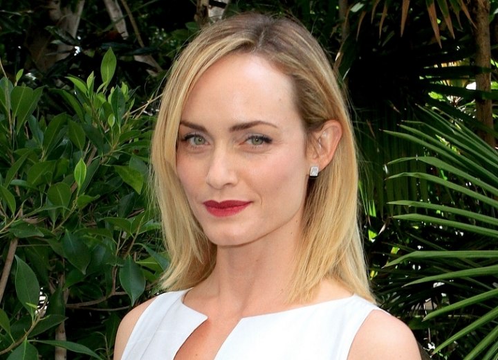 Shoulder length hairstyle - Amber Valletta