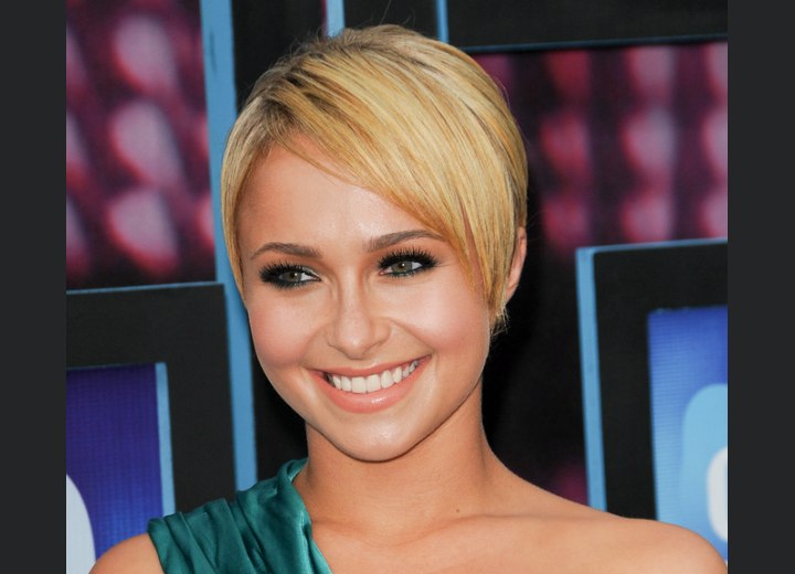 Hayden Panettiere - Easy short hairstyle with a short nape area