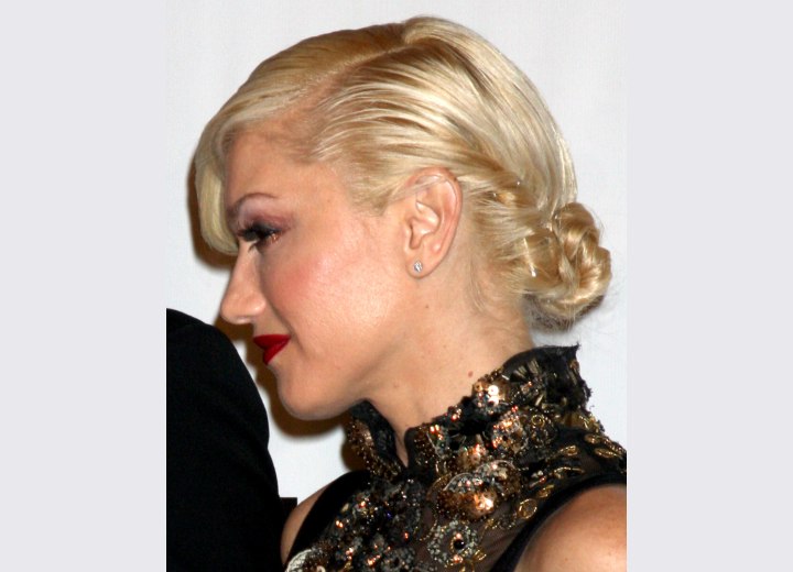 Gwen Stefani - Updo with a low twisted bun