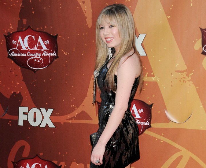 Side view of Jennette McCurdy's long hairstyle