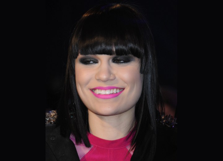Hairstyle with very straight bangs - Jessie J