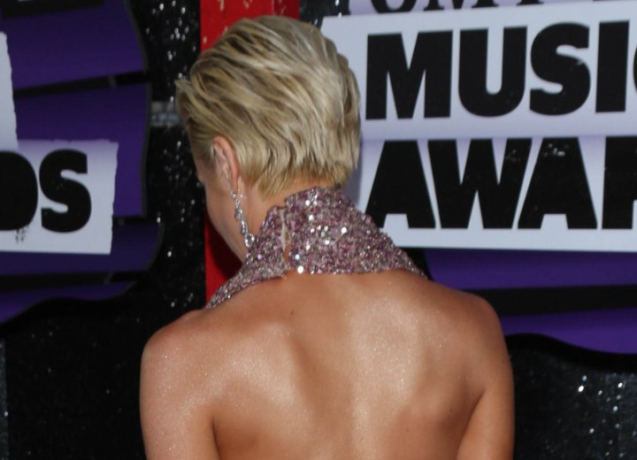 Back view of Kellie Pickler's short hairstyle