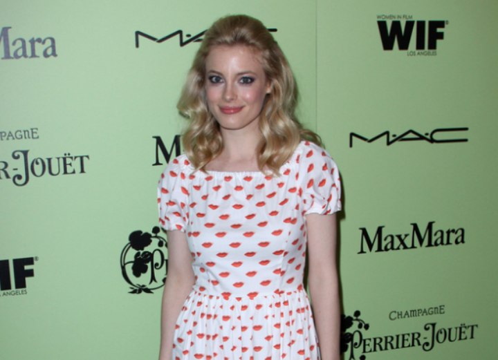 Gillian Jacobs - Sweet and innocent hairstyle with waves