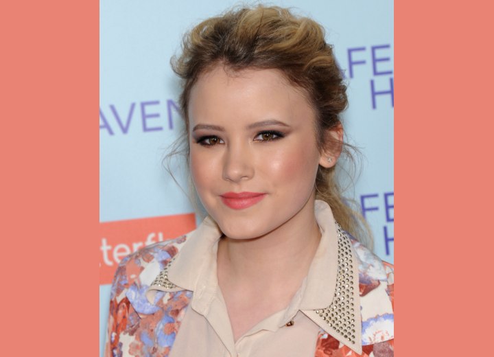 Taylor Spreitler - Hairstyle with loose waves