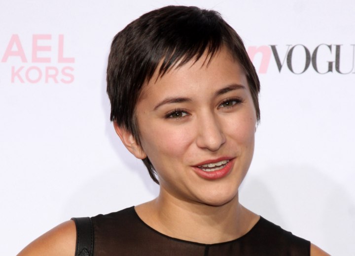Zelda Williams - Stunning short hairstyle with soft bangs