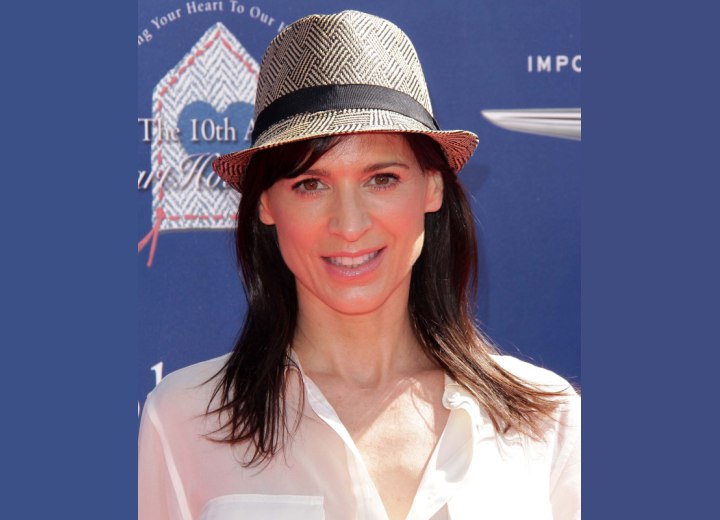 Youthful look with simple hair styling - Perrey Reeves