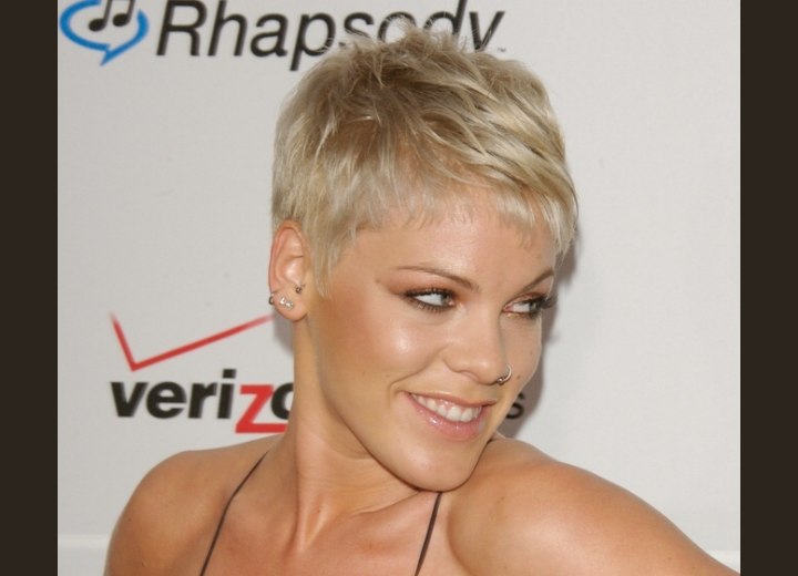 Short hairstyle with an exposed forehead - Pink