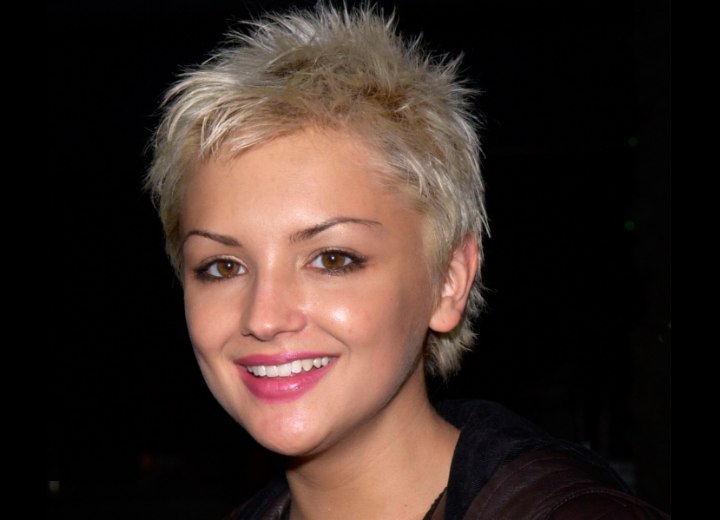 Rachael Leigh Cook with her hair in a short pixie