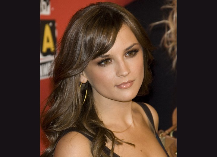 Rachael Leigh Cook wearing her hair long and with layers