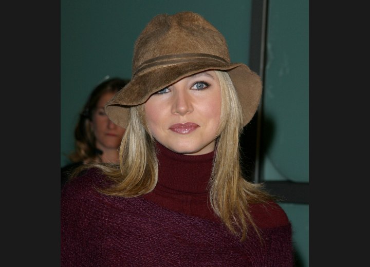 Sarah Chalke with long hair and wearing a hat