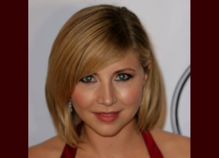 Bob hairstyle with a rounded contour - Sarah Chalke