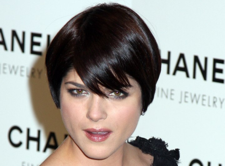 Short hairstyle with thick pieced bangs - Selma Blair