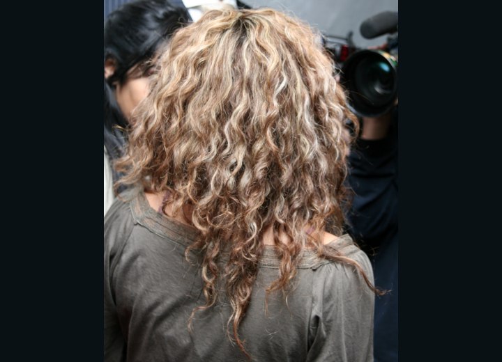 Back view of Shakira's long hair with spiral curls