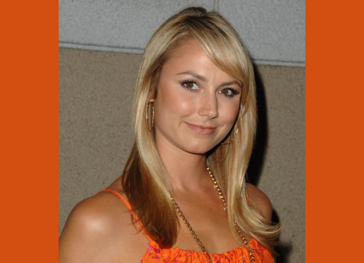 Long hairstyle with ends that flip - Stacy Keibler