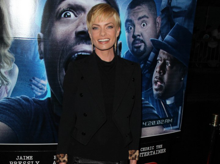 Jaime Pressly with black clothes and blonde hair