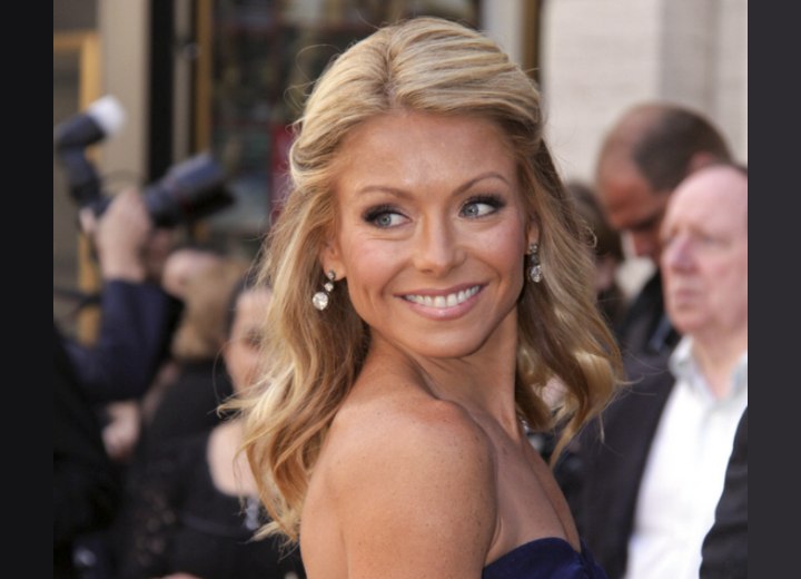 Kelly Ripa's blonde hair with brown slices