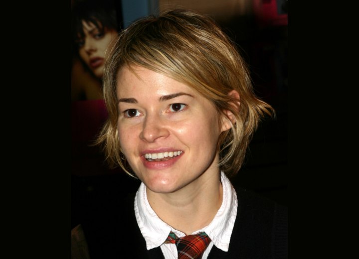 Hairstyle with layers against the neck - Leisha Hailey