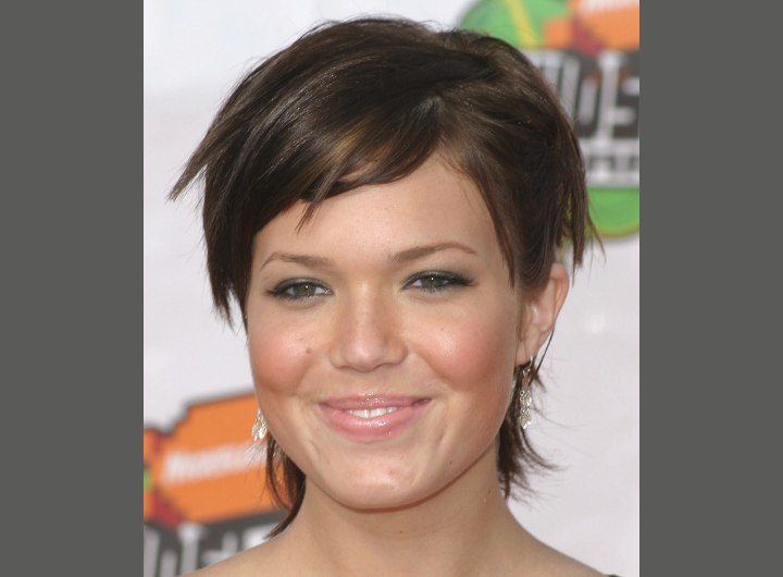 Short hairstyle with layers - Mandy Moore