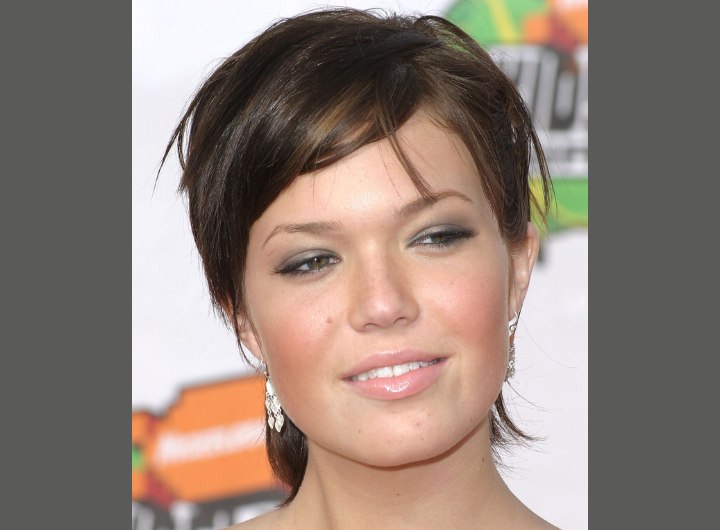 Brunette Mandy Moore with short hair