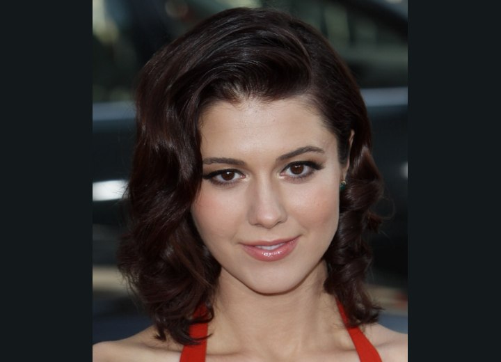 Mary Elizabeth Winstead wearing her hair with waves and curls