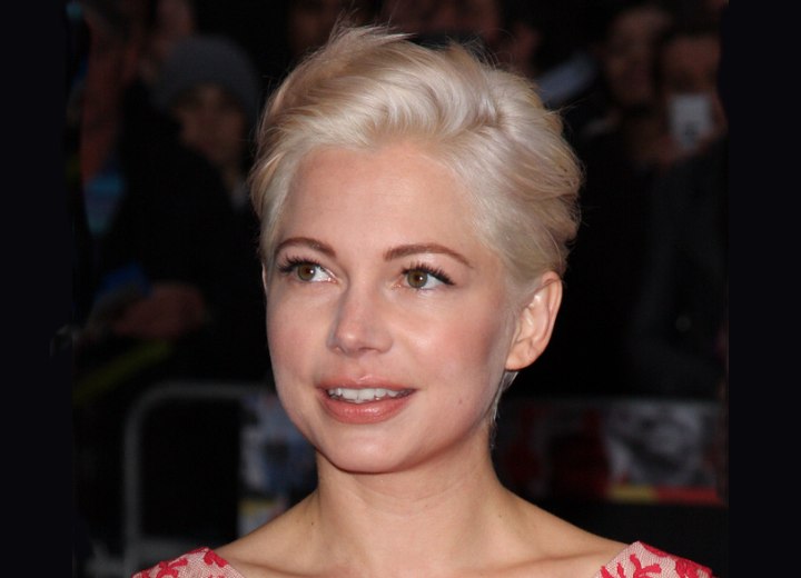 Michelle Williams wearing her hair in a pxie