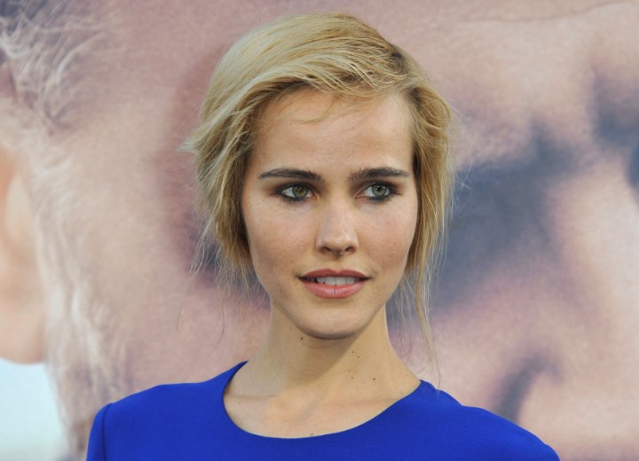 Isabel Lucas with an updo that looks like a bob