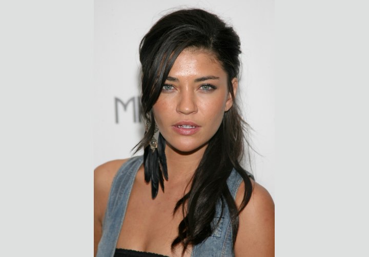 Jessica Szohr wearing her hair in front of her shoulder