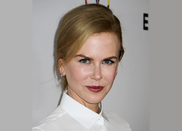 Nicole Kidman - Business-like look with a buttoned up blouse collar