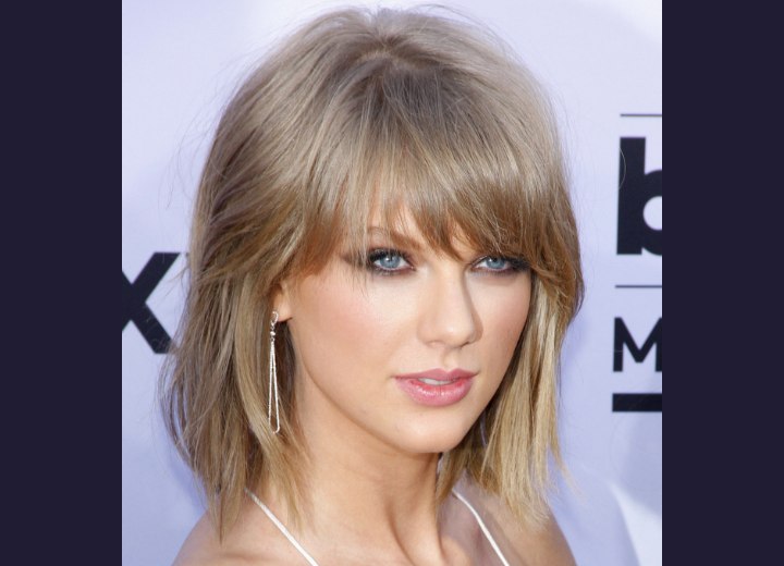 Taylor Swift with her dirty blonde hair in a bob