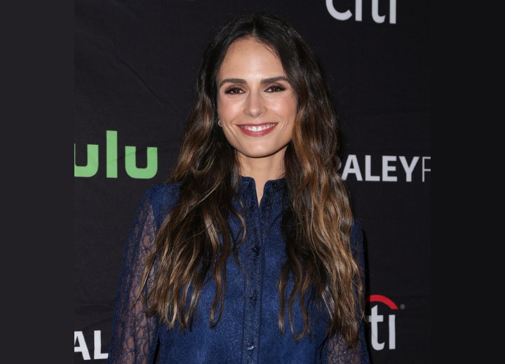 Long hairstyle with beachy waves - Jordana Brewster
