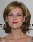 Sara Rue's short hairstyle with outward turned ends