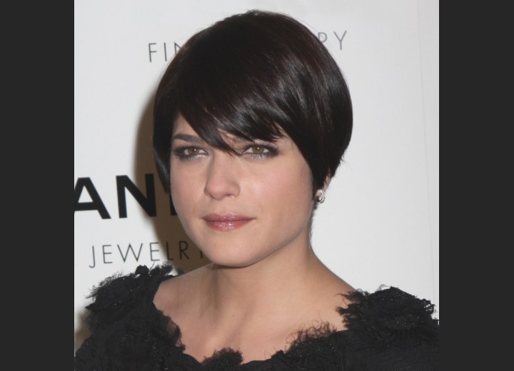 Selma Blair on Selma Blair S Shorter Haircuts Rounded Around The Head With Sides That