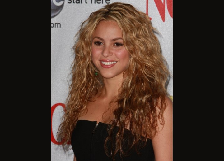 Long hair with small waves - Shakira
