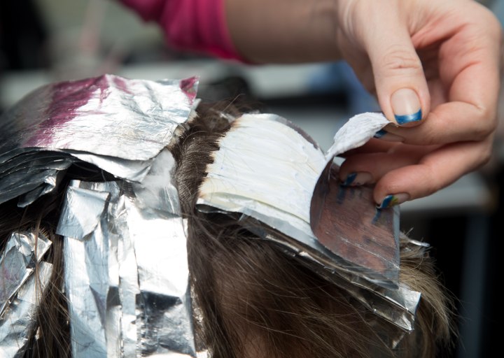 Hair highlighting with foils