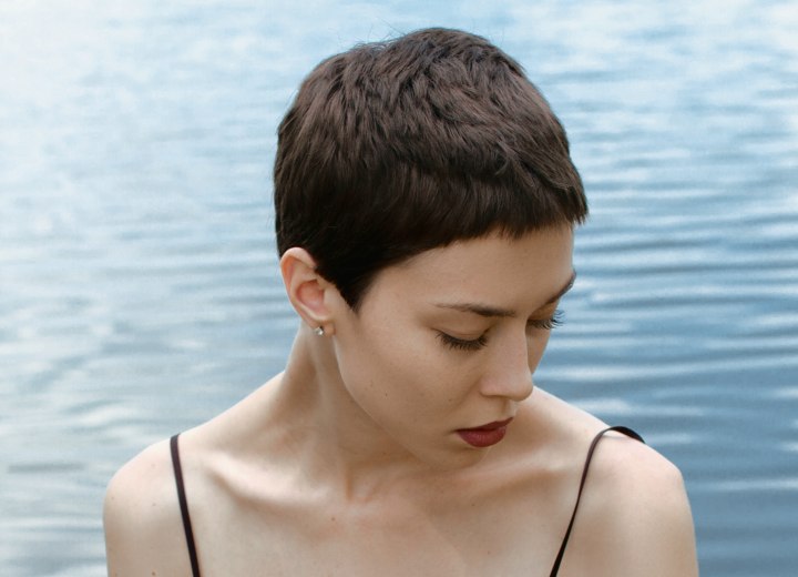 Pixie cut with varying hair pigmentation