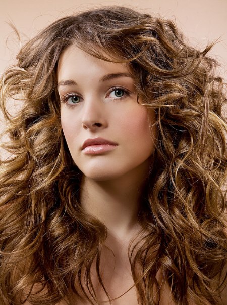 Long layered haircut with scrunching for wavy-haired types