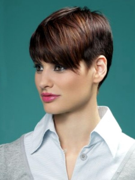 Short feminine haircut with clipped sides - Side view