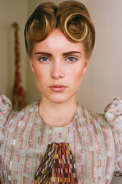 Vintage Beige - Style 1. short carré haircut. French vintage hairstyle