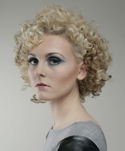 Short hairstyle with curls in various sizes
