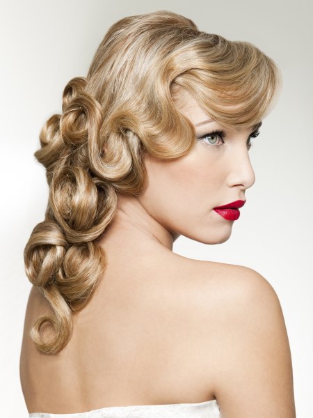 Veronica Lake hairstyle with a fall of curls