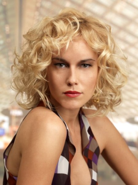 Short blonde hairstyle with large curls