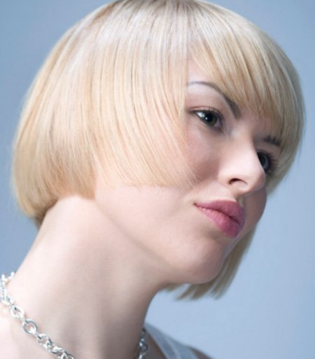 Soft blonde bob that softens the face